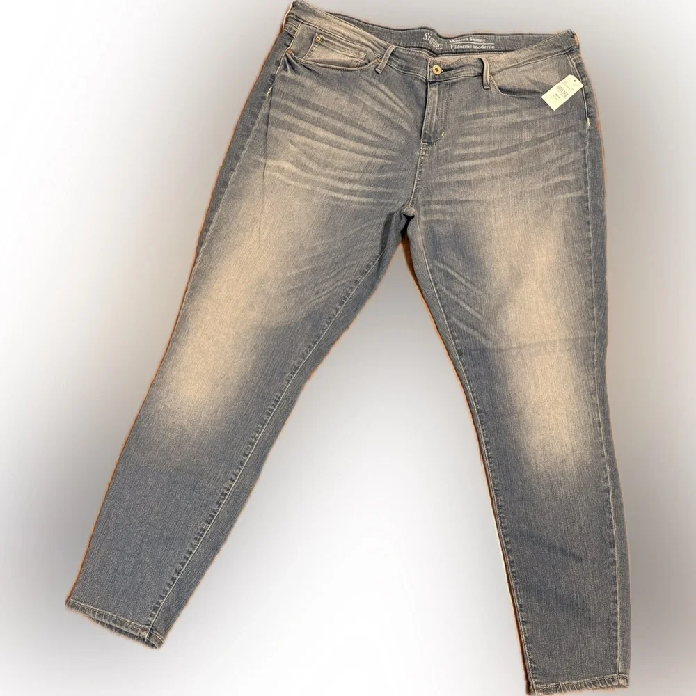 Levi's Signature Women's Jeans Size W42 L30 Modern Skinny Distressed Stretch - Picture 2 of 13